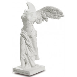 サモトラケの勝利の彫像を高品質の白い樹脂で複製